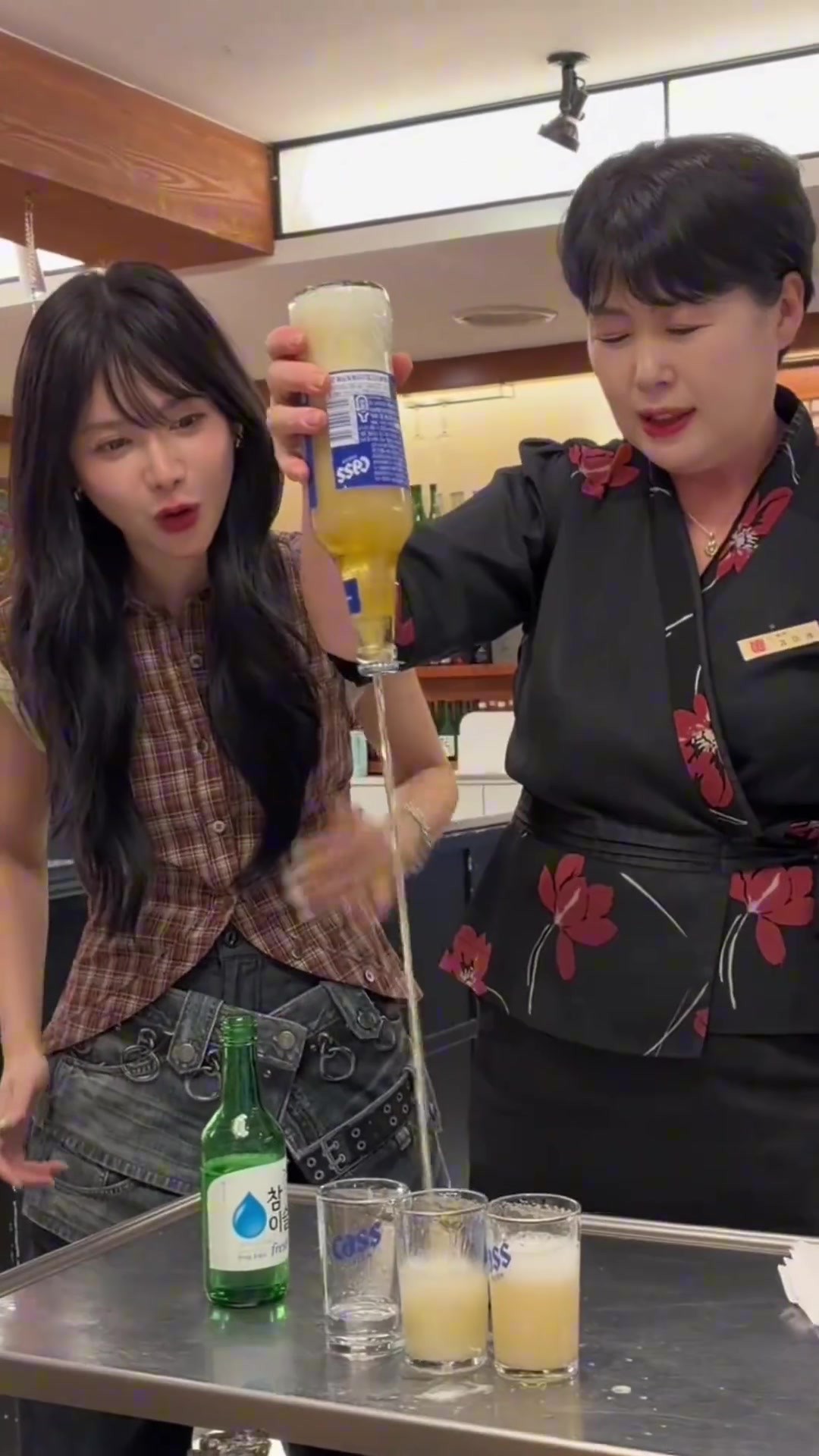 娜姐的酒量真可以啊！美娜：打卡韩国姨母调酒，高低不能认输😂