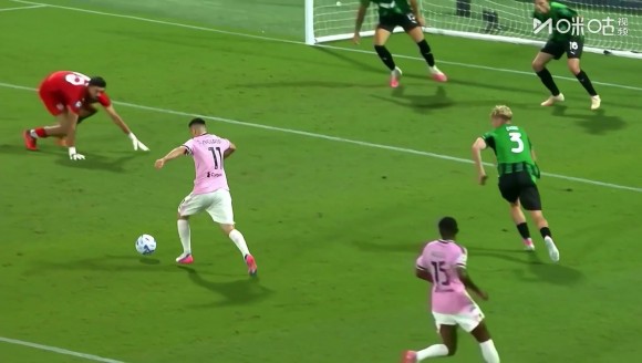 尤文1-1扳平！门将穆里奇出击失误，热格罗瓦内切抽射破门！