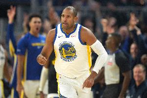 都不错！霍福德5投4中得到11分3板 尼昂7投3中贡献9分2板